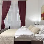 Main Street Retreat Apartment With Free Parking
