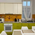 Main Street Retreat Apartment With Free Parking