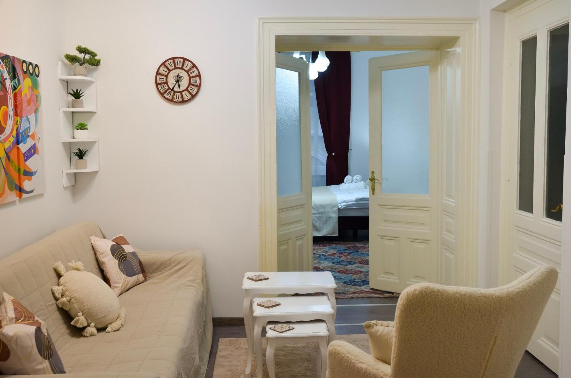 Main Street Retreat With Free Parking