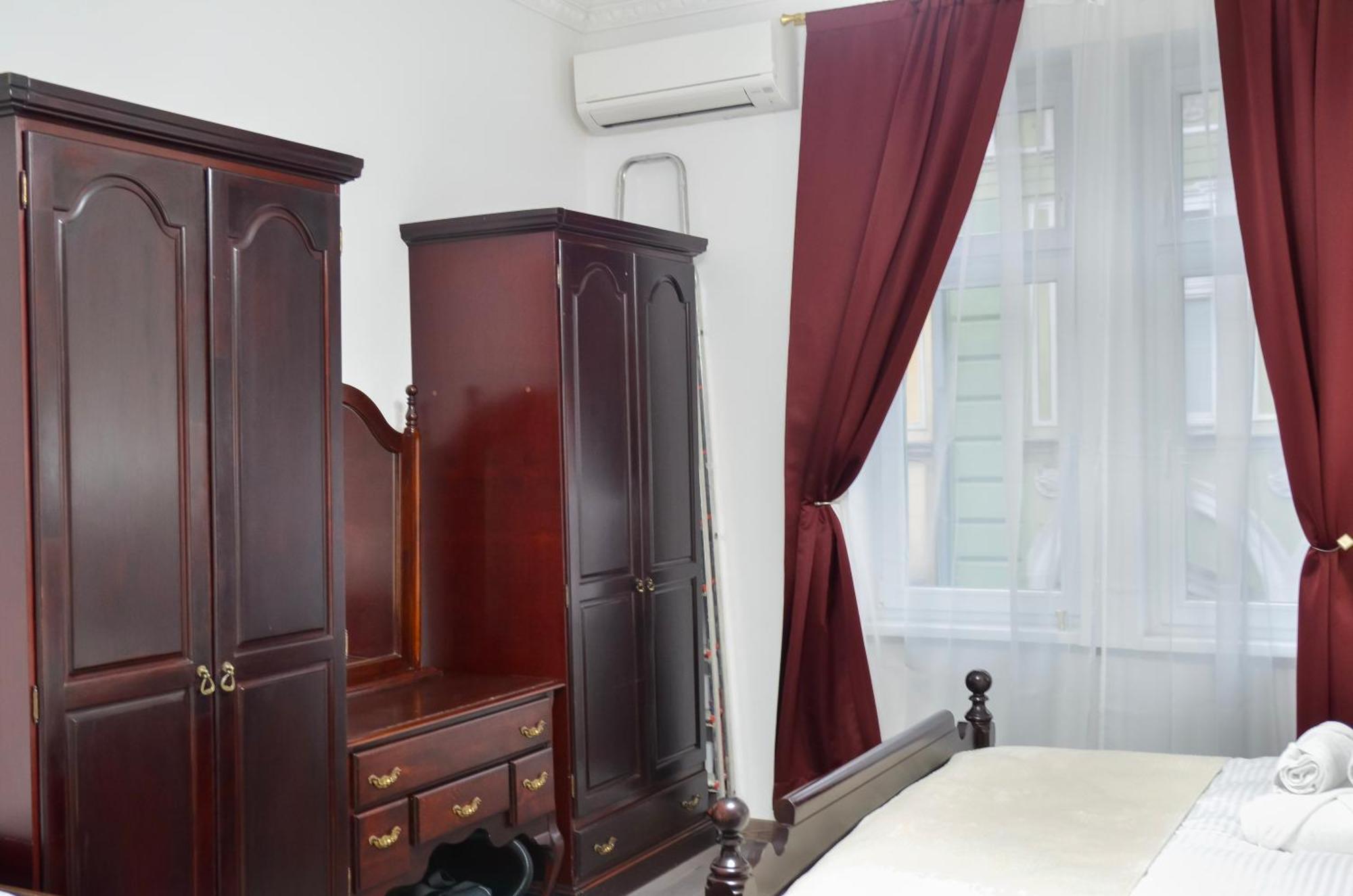 Main Street Retreat With Free Parking Apartment