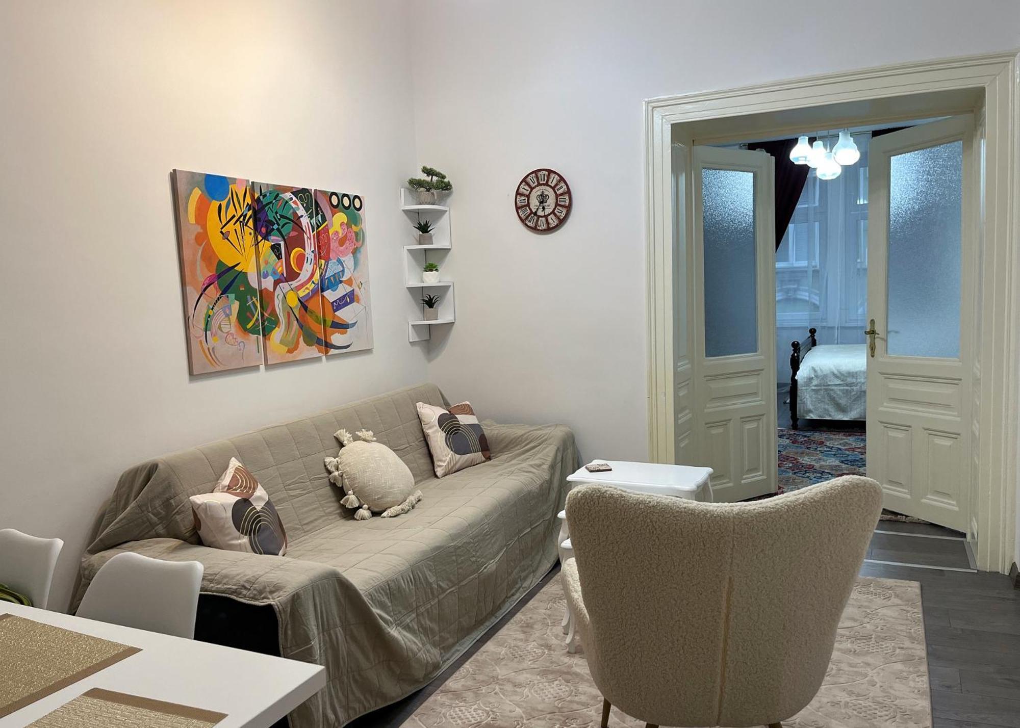 Apartman Main Street Retreat With Free Parking