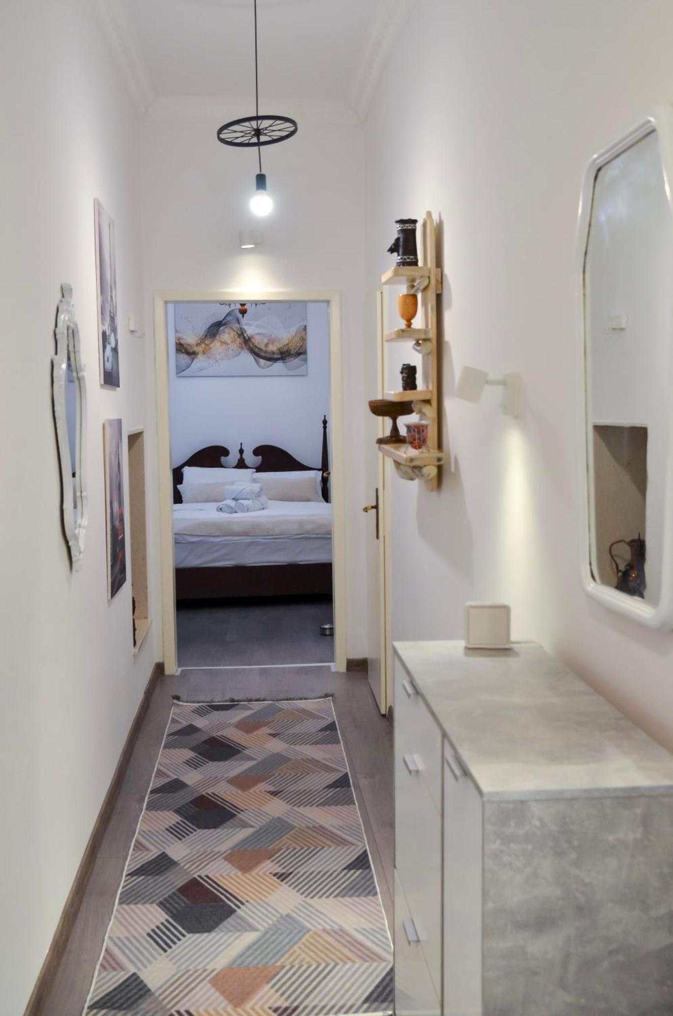 Main Street Retreat With Free Parking *