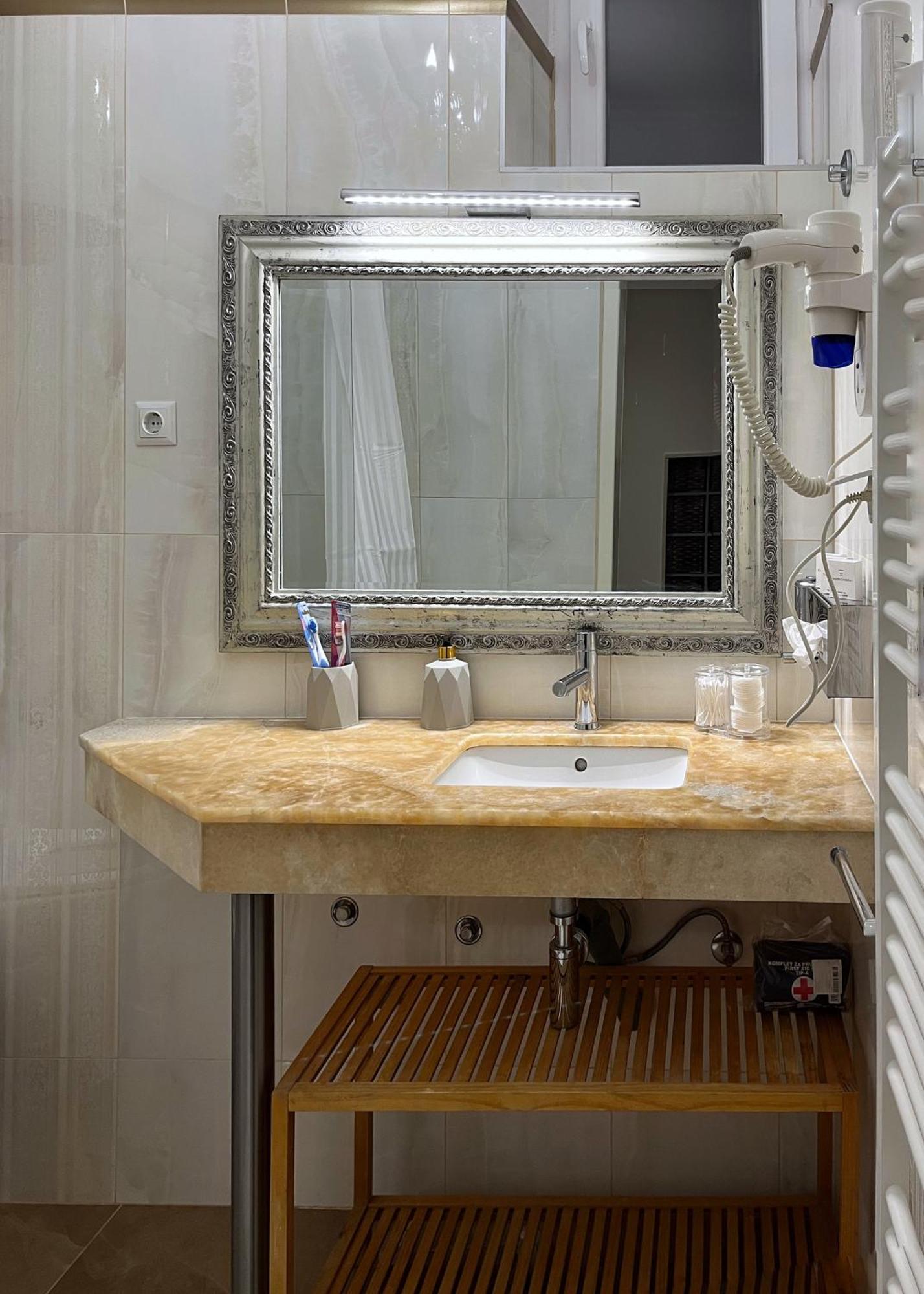 Main Street Retreat With Free Parking Apartman
