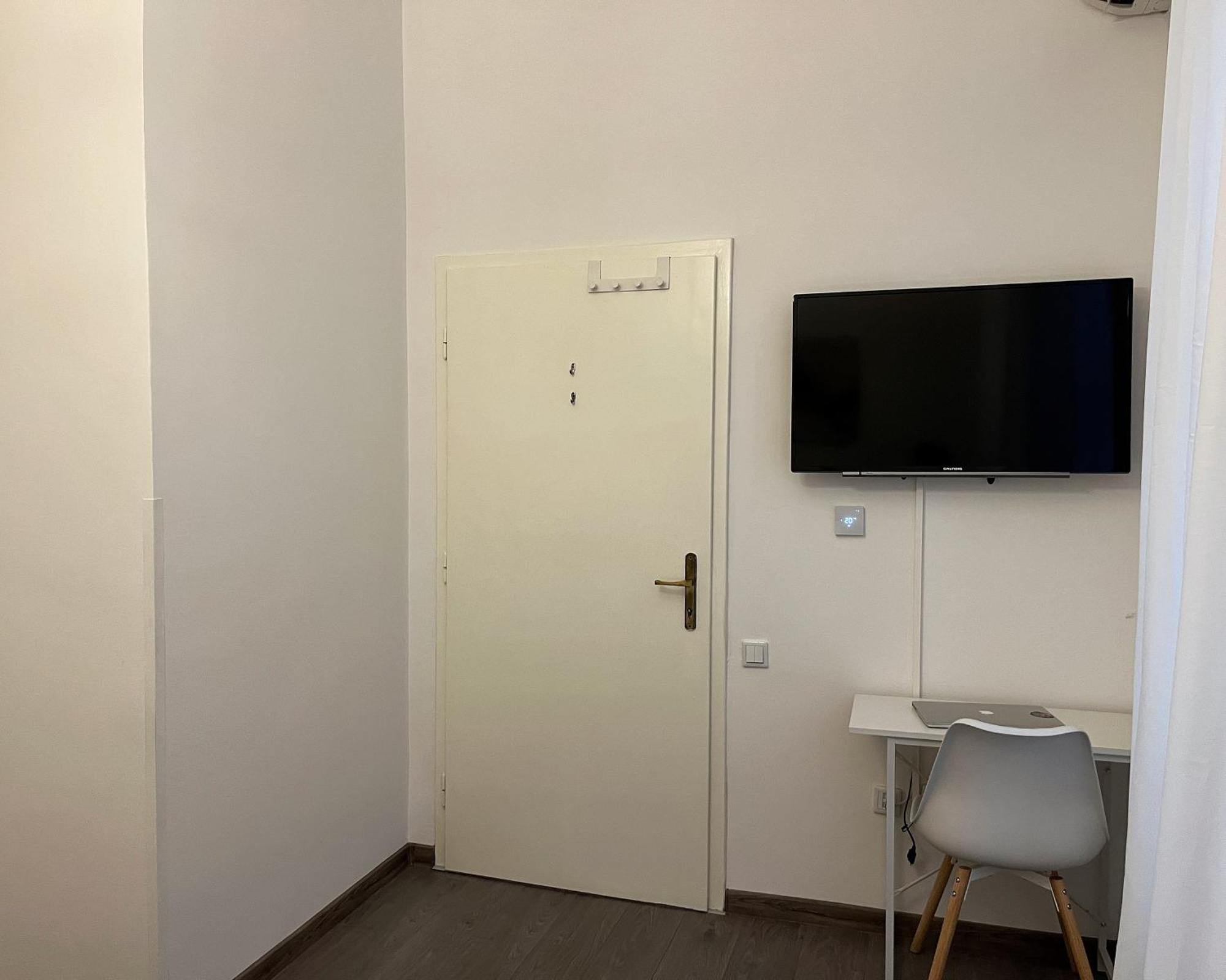 Apartment Main Street Retreat With Free Parking